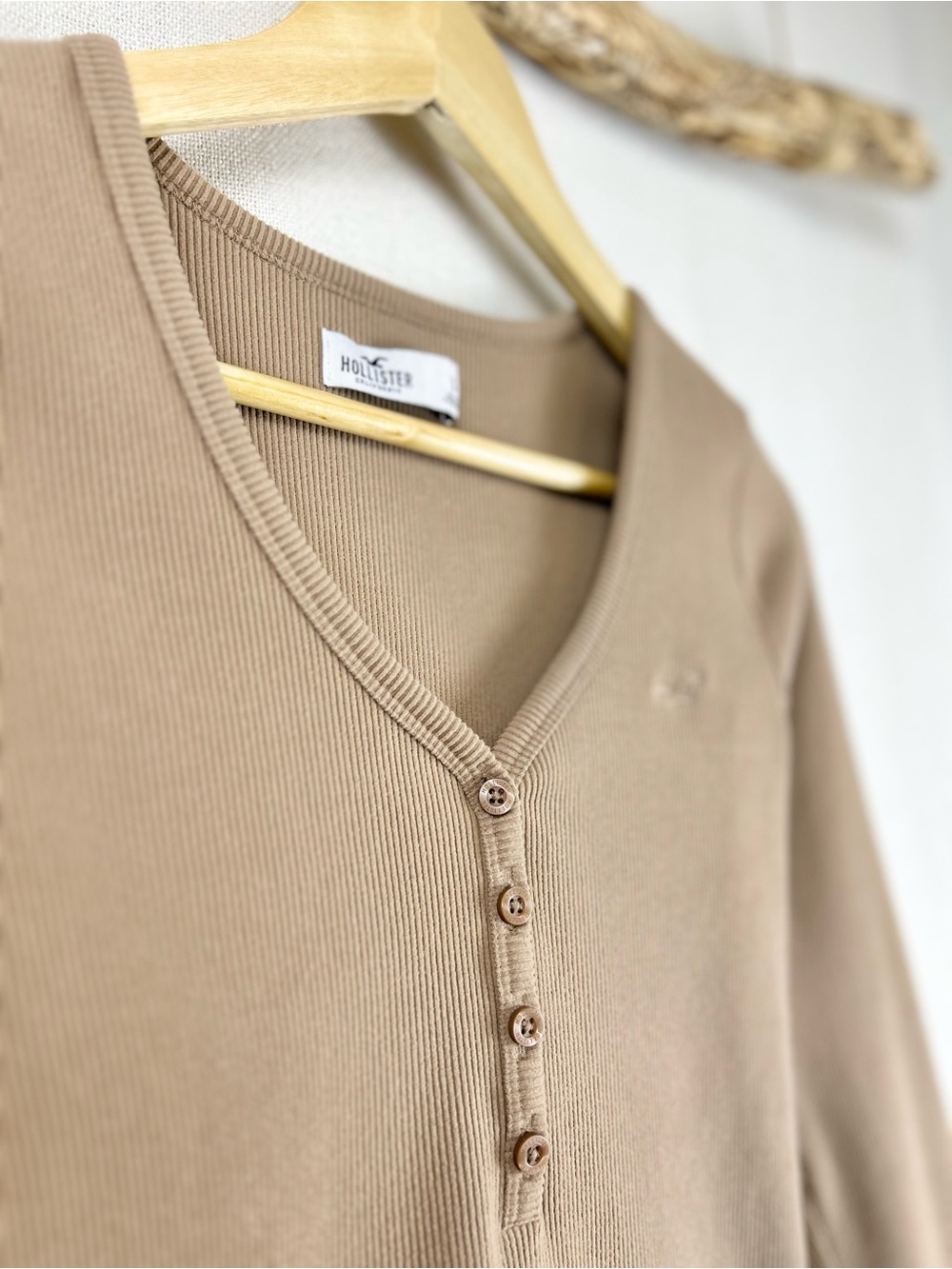 Hollister Ribbed Henley Long Sleeve Top Taupe Beige Fitted Size Small - Picture 4 of 9